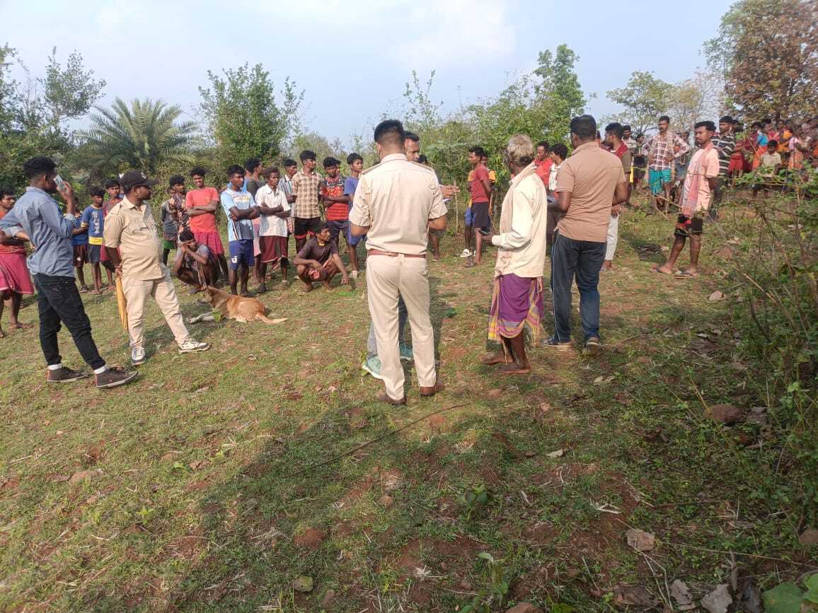 Crime News : आपसी विवाद में पत्थर से कुचलकर महिला की हत्या, आरोपी पति फरार