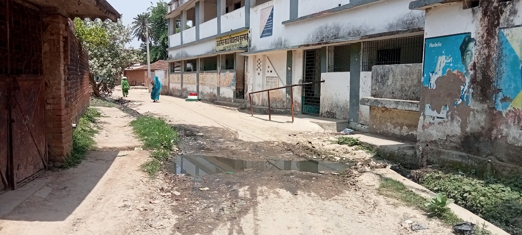 माल मंडरो पंचायत के अल्पसंख्यक गांव कुरमा में जलजमाव से लोगों का जीवन दुभर