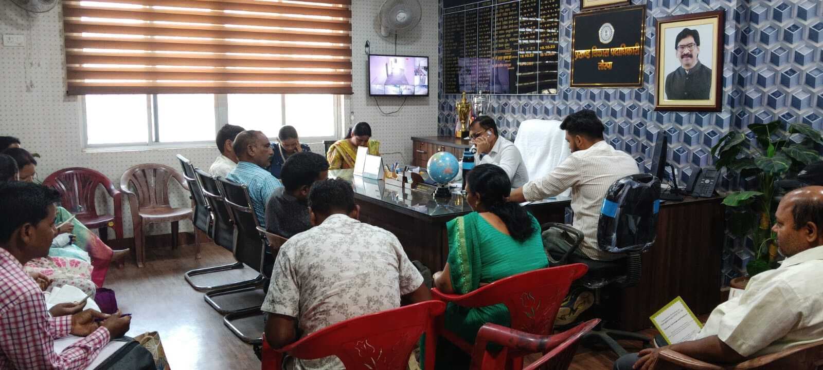 बीडीओ ने आवास योजना की समीक्षा की