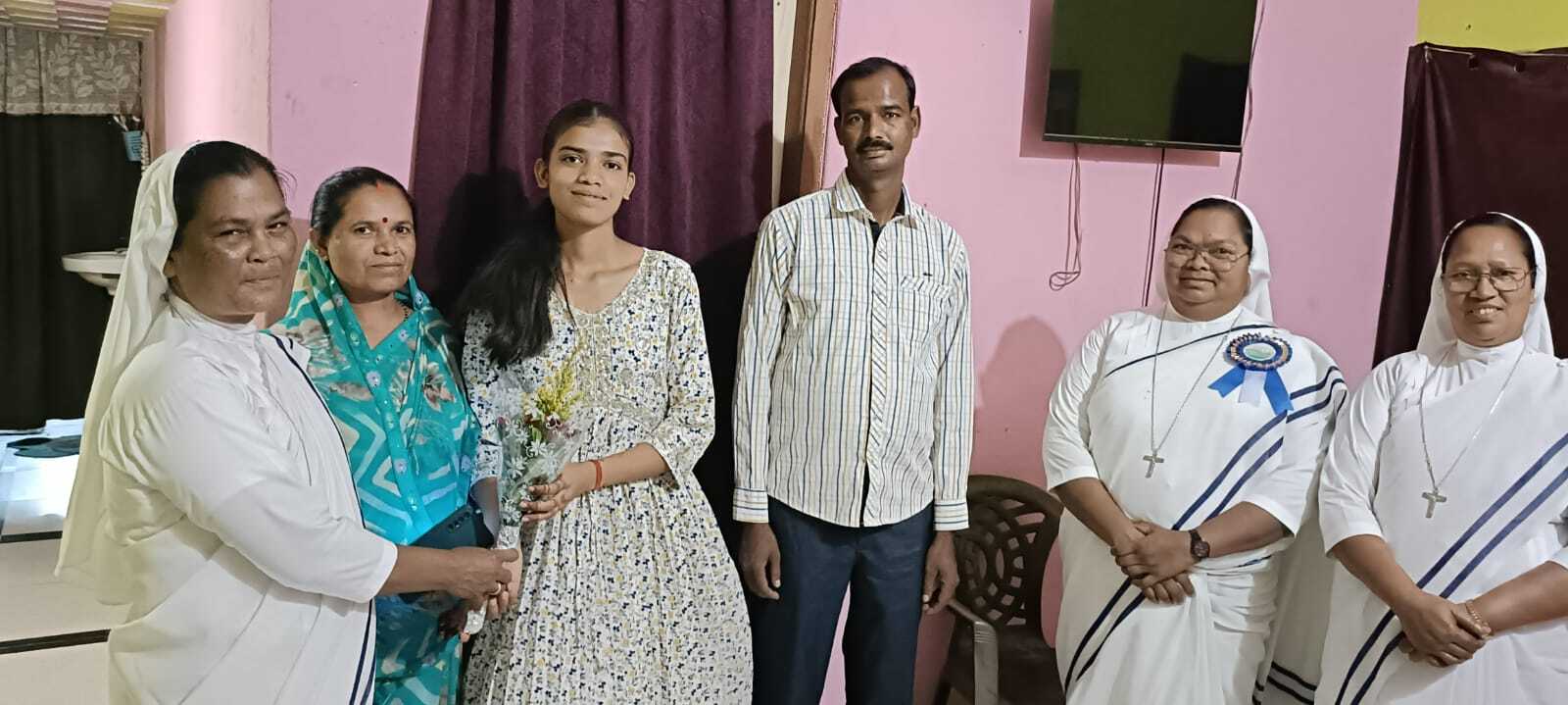 चिकेन बेचनेवाली की बेटी बनी जिला की सेकेंड टॉपर