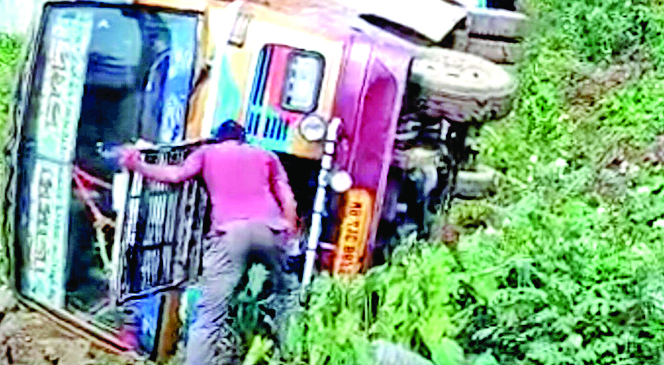 मतदान कर्मियों को छोड़कर जा रही यात्री बस पलटी, चालक घायल