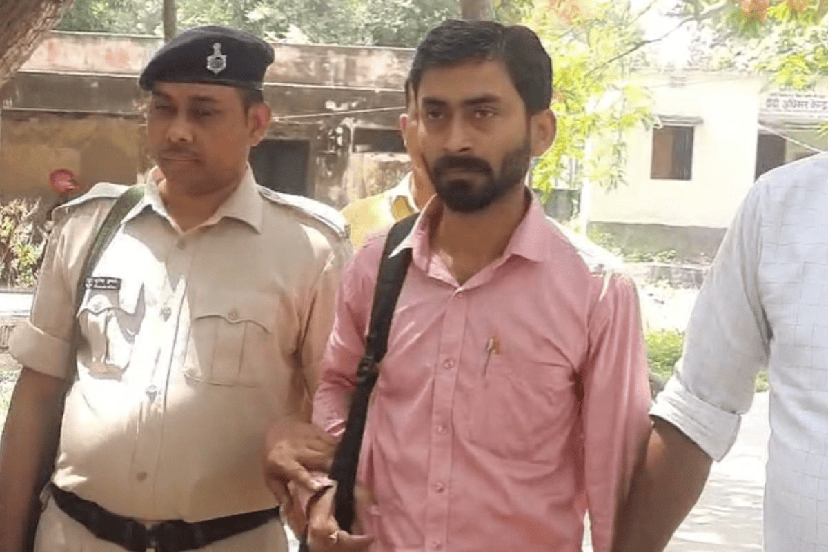 Clerk caught red-handed taking bribe