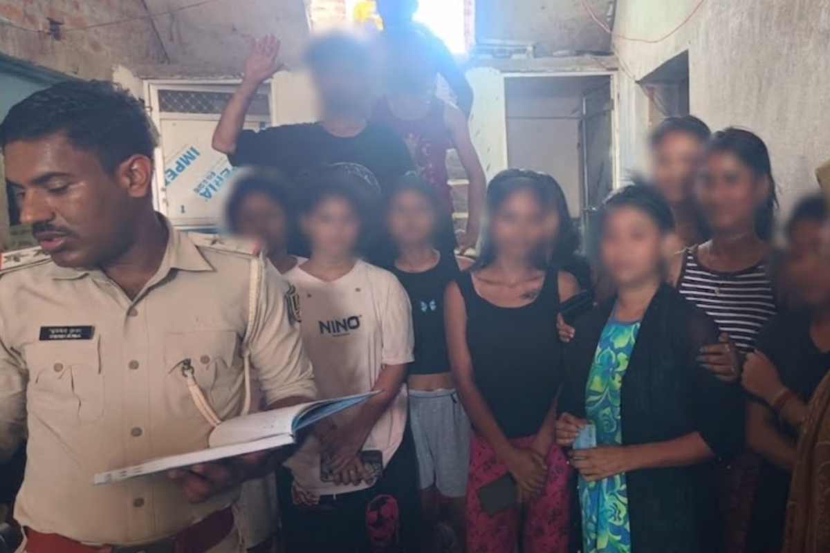 गोपालगंज के जमुनहा बाजार में आर्केस्ट्रा संचालकों के ठिकानों पर पुलिस की छापेमारी, नाबालिगों को लेकर हुई जांच