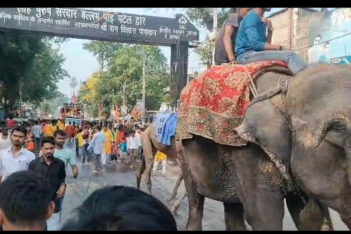 Hajipur News : अष्ट्याम यज्ञ को लेकर हाथी, घोड़ा, ऊंट व गाजे-बाजे के साथ निकाली कलश यात्रा