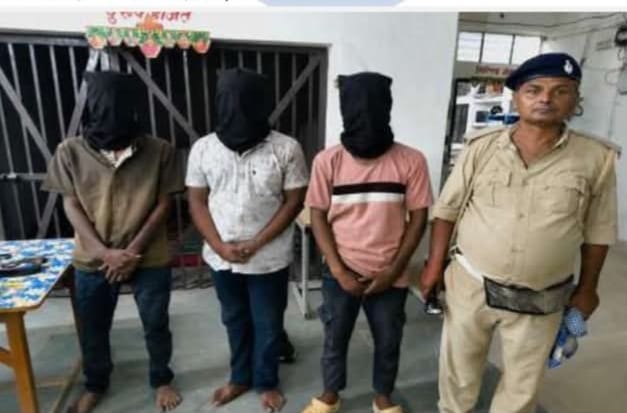 Katihar: कोढ़ा पुलिस की कार्रवाई,16 ग्राम स्मैक और नकदी के साथ तीन तस्कर गिरफ्तार
