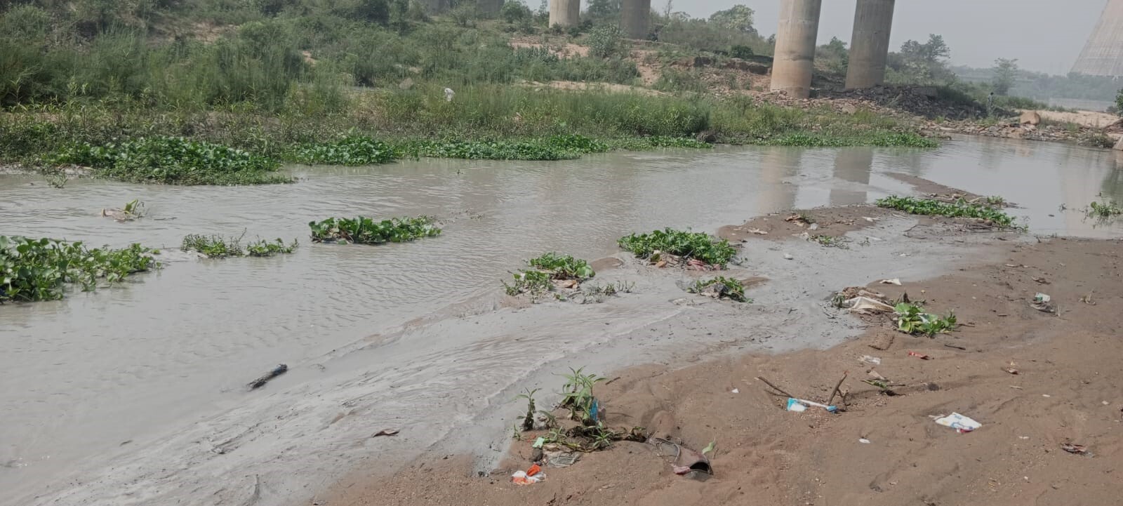 Bokaro News : डीवीसी पावर प्लांट के ऐश पौंड की पाइपलाइन फटी, कोनार नदी में बही छाई