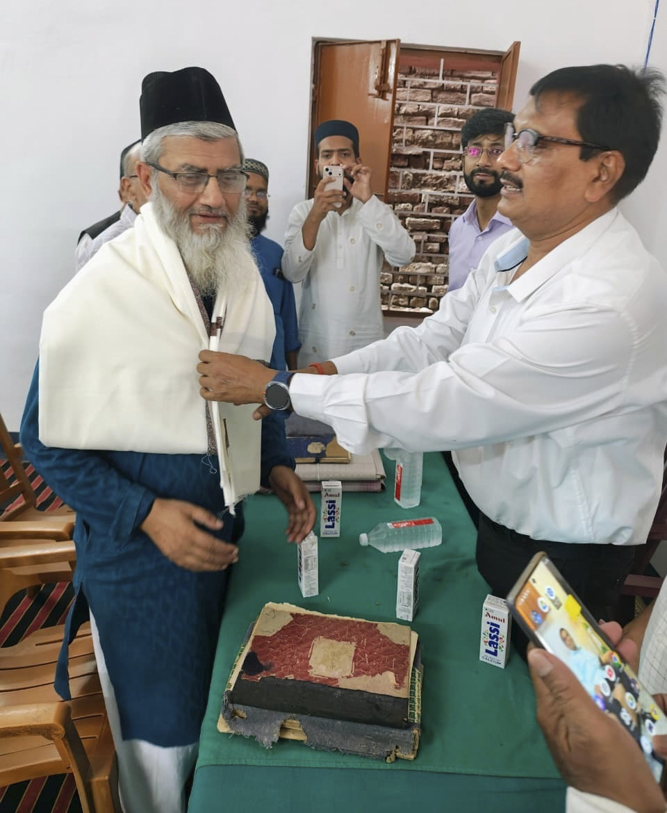 पांडुलिपियों को संरक्षित करने के लिए एचएम सम्मानित