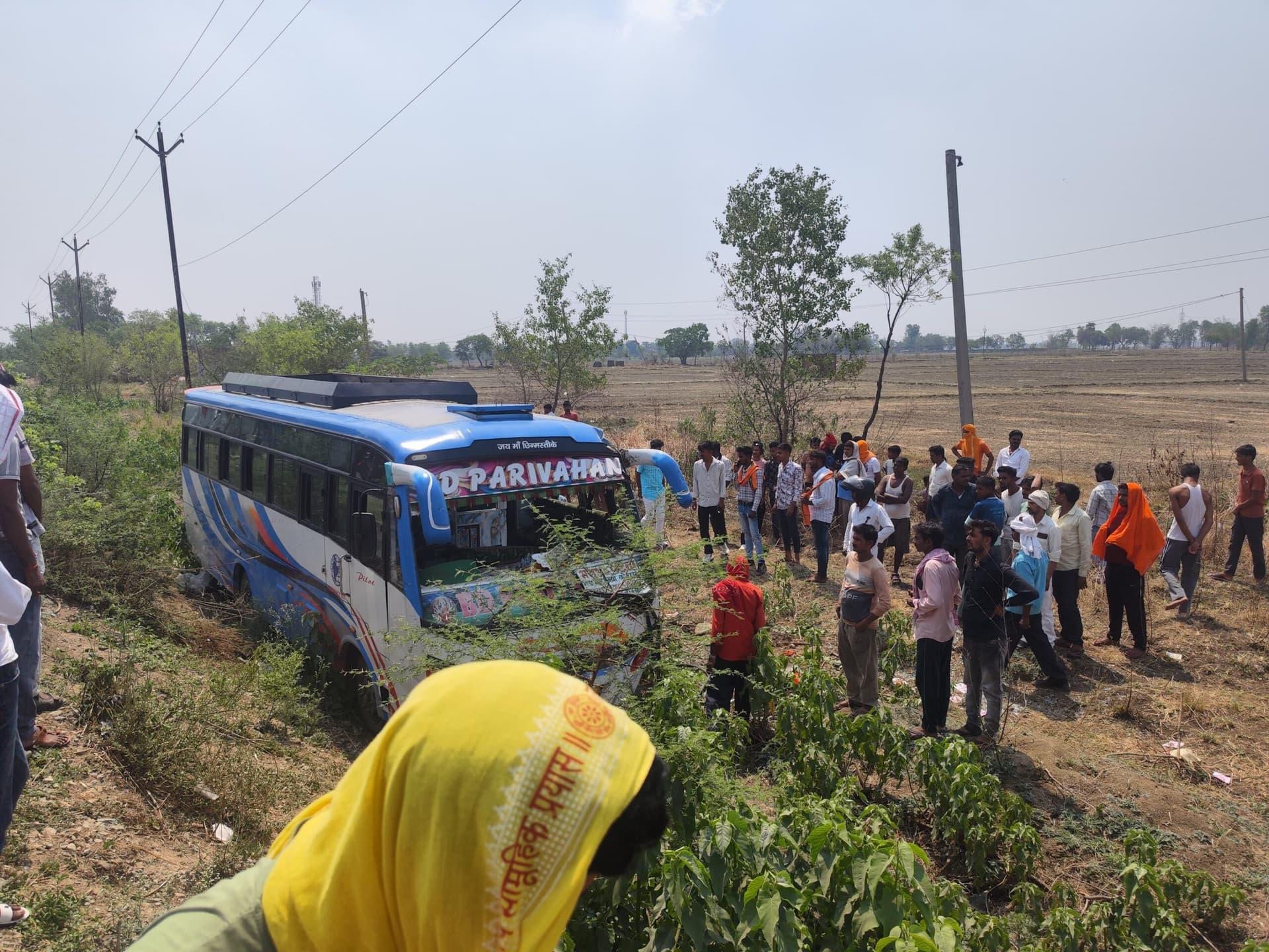 डिवाइडर से टकरा कर यात्रियों से भरी बस सड़क किनारे गड्ढे में पलटी, एक की मौत, दर्जनभर घायल