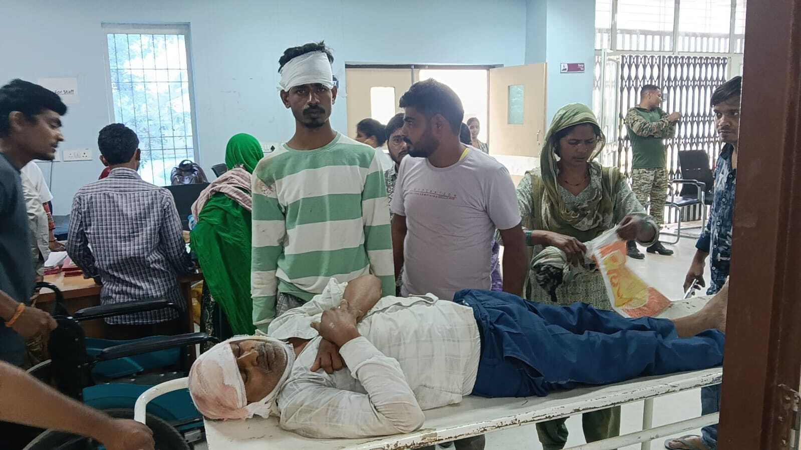 Gopalganj News : बैकुंठपुर में कार की चपेट में आने से बाइकसवार चाचा-भतीजा हुए घायल