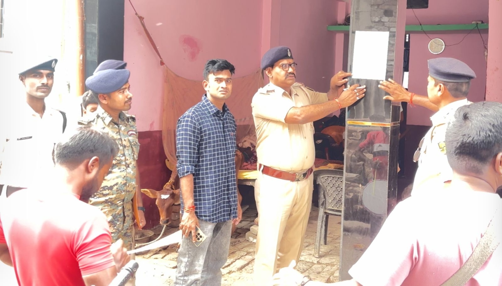 Gopalganj News : आर्म्स एक्ट मामले के फरार आरोपित के घर पुलिस ने चिपकाया इश्तेहार