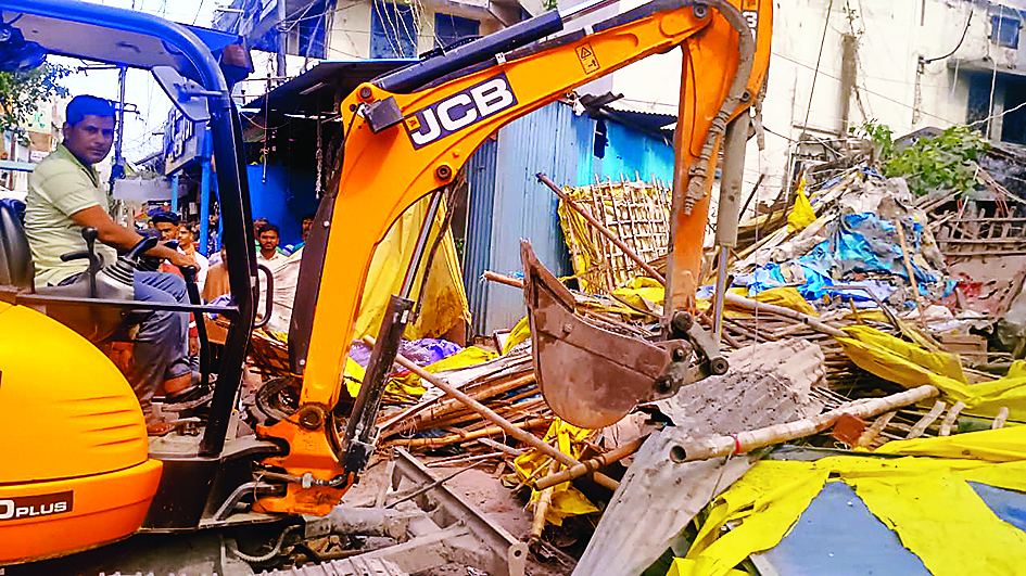 Gopalganj News : न्यायमूर्ति की सख्ती के बाद मुख्तारखाने के अवैध कब्जे पर चला प्रशासन का बुलडोजर