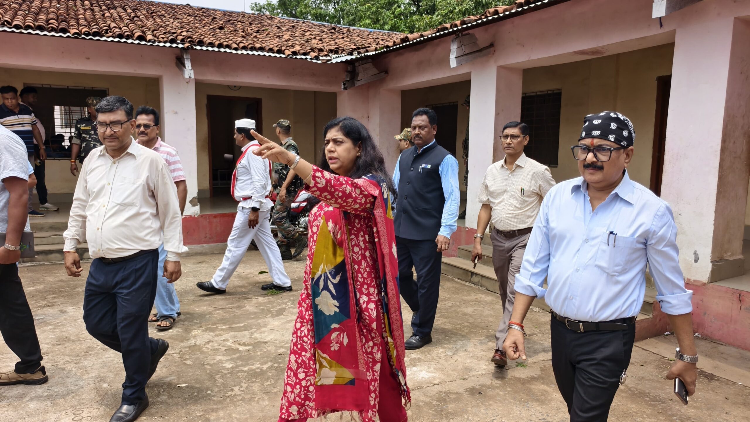 डीसी ने आदिम जनजातीय आवासीय उवि का लिया जायजा