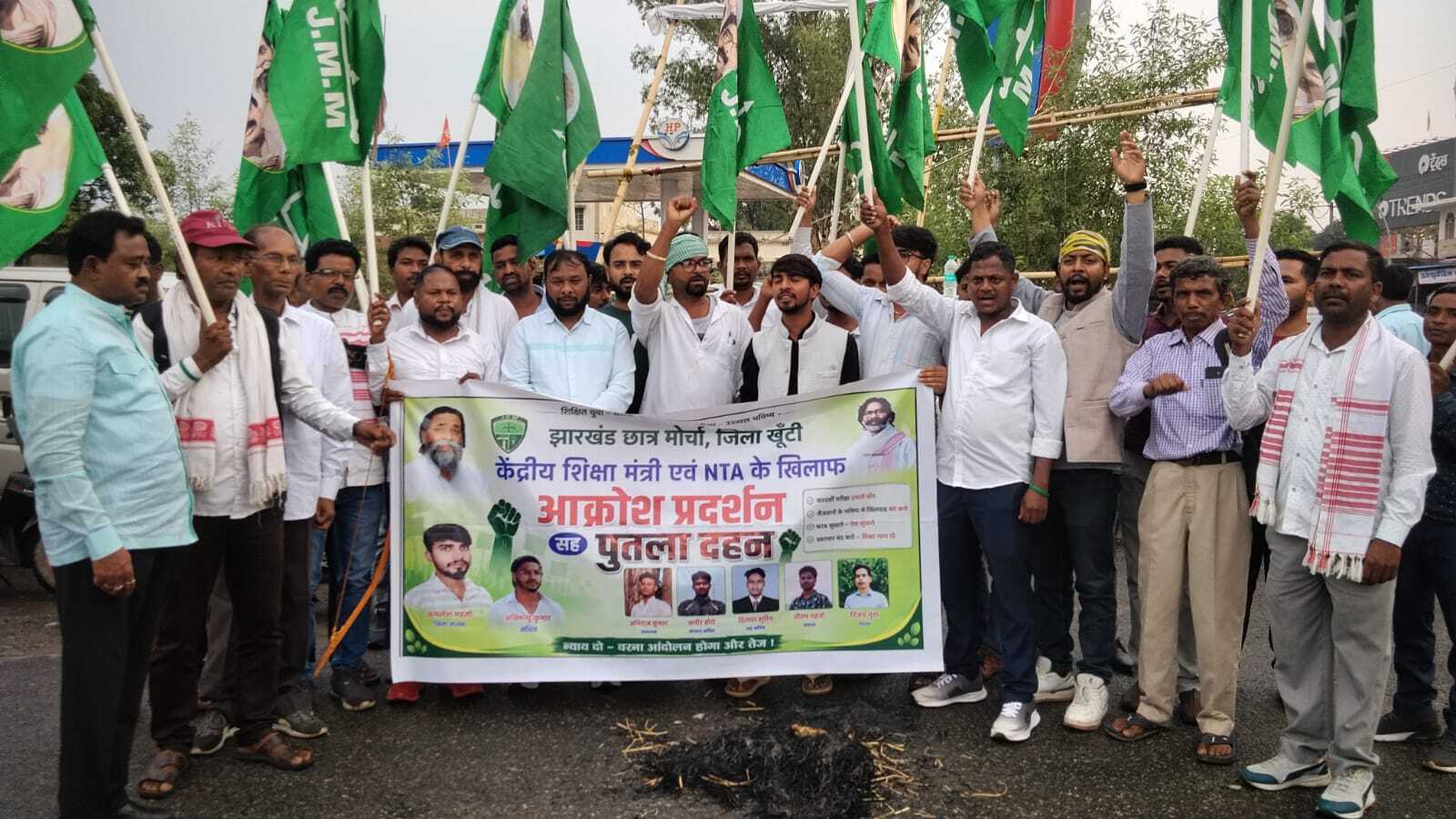 झामुमो ने पेट्रोल-डीजल की बढ़ी कीमत व नीट पेपर लीक के विरोध में किया प्रदर्शन