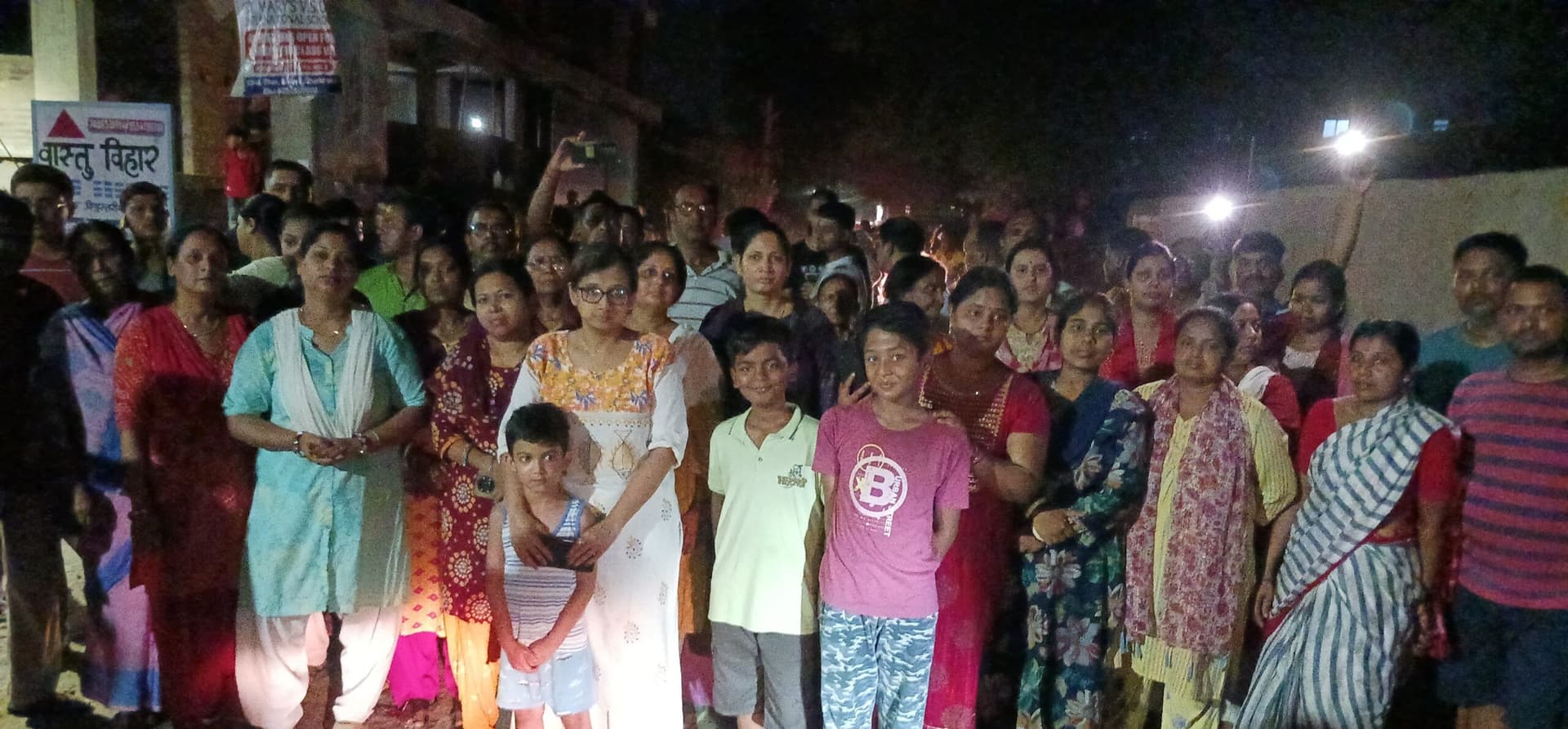 Bokaro News : नियमित बिजली आपूर्ति को लेकर चीराचास मुख्य पथ को किया जाम