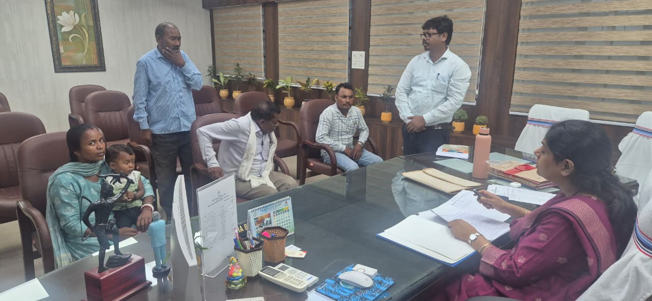 डीसी ने जन समाधान दिवस पर सुनी लोगों की समस्याएं