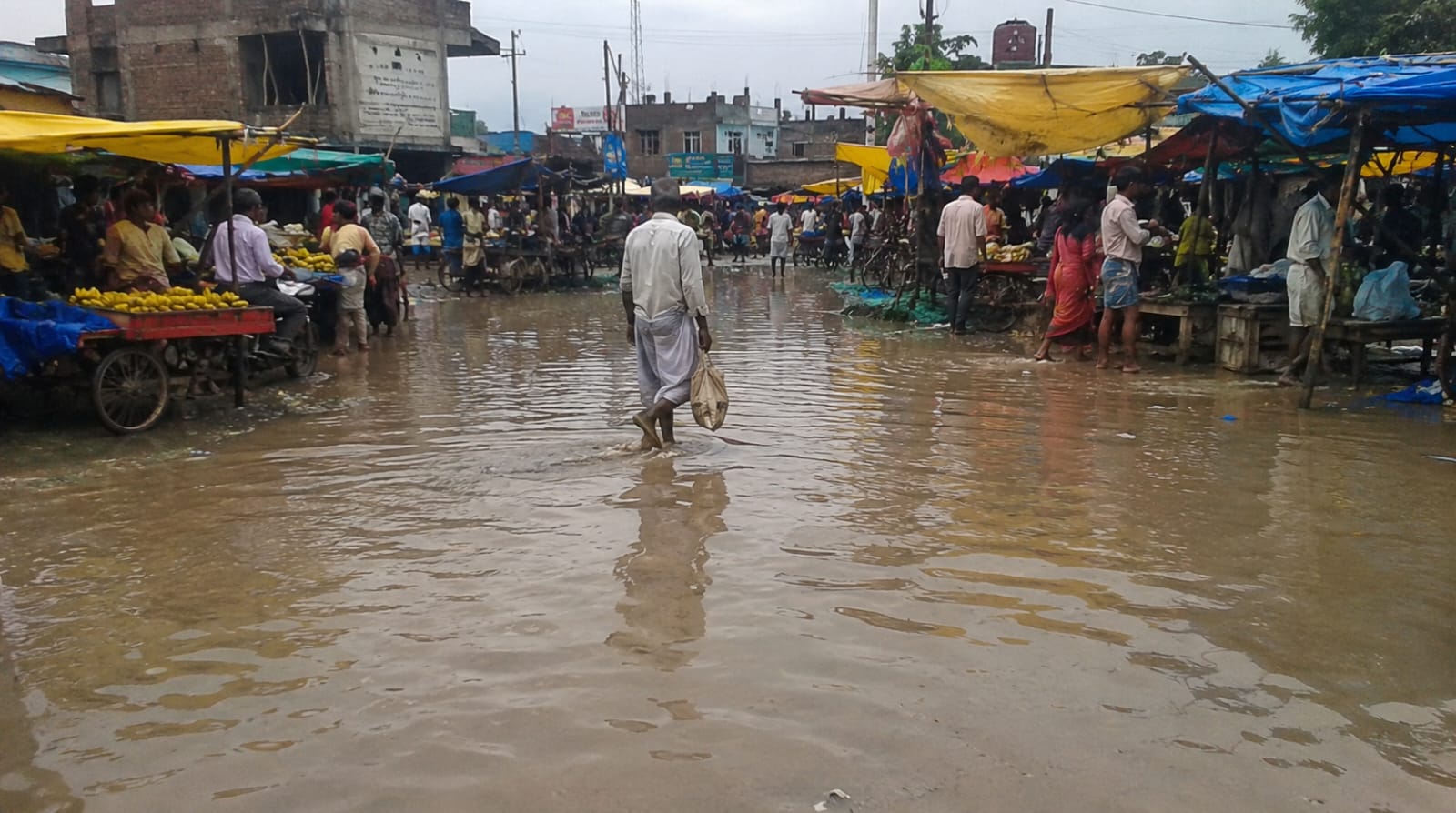 इस्माईलपुर प्रखंड में मूलभूत सुविधाओं का अभाव, ग्रामीणों की बढ़ी परेशानी
