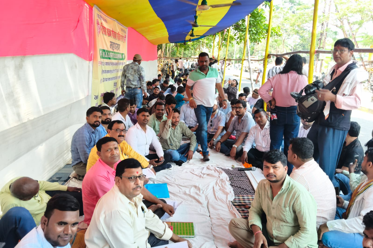पटना में पंचायत सचिवों का महाधरना तेज, 20 मई तक आंदोलन की चेतावनी