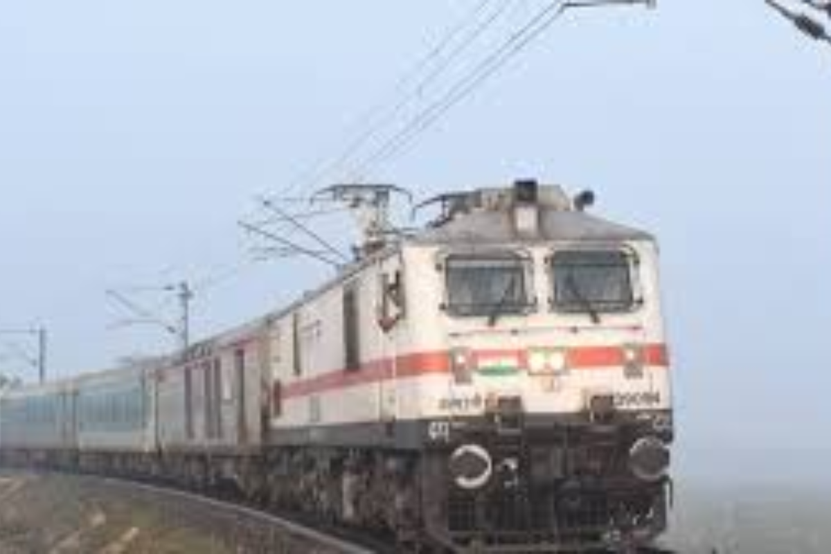 दानापुर स्टेशन पर खड़ी ट्रेन में युवक का शव मिलने से सनसनी, जांच में जुटी एफएसएल की टीम