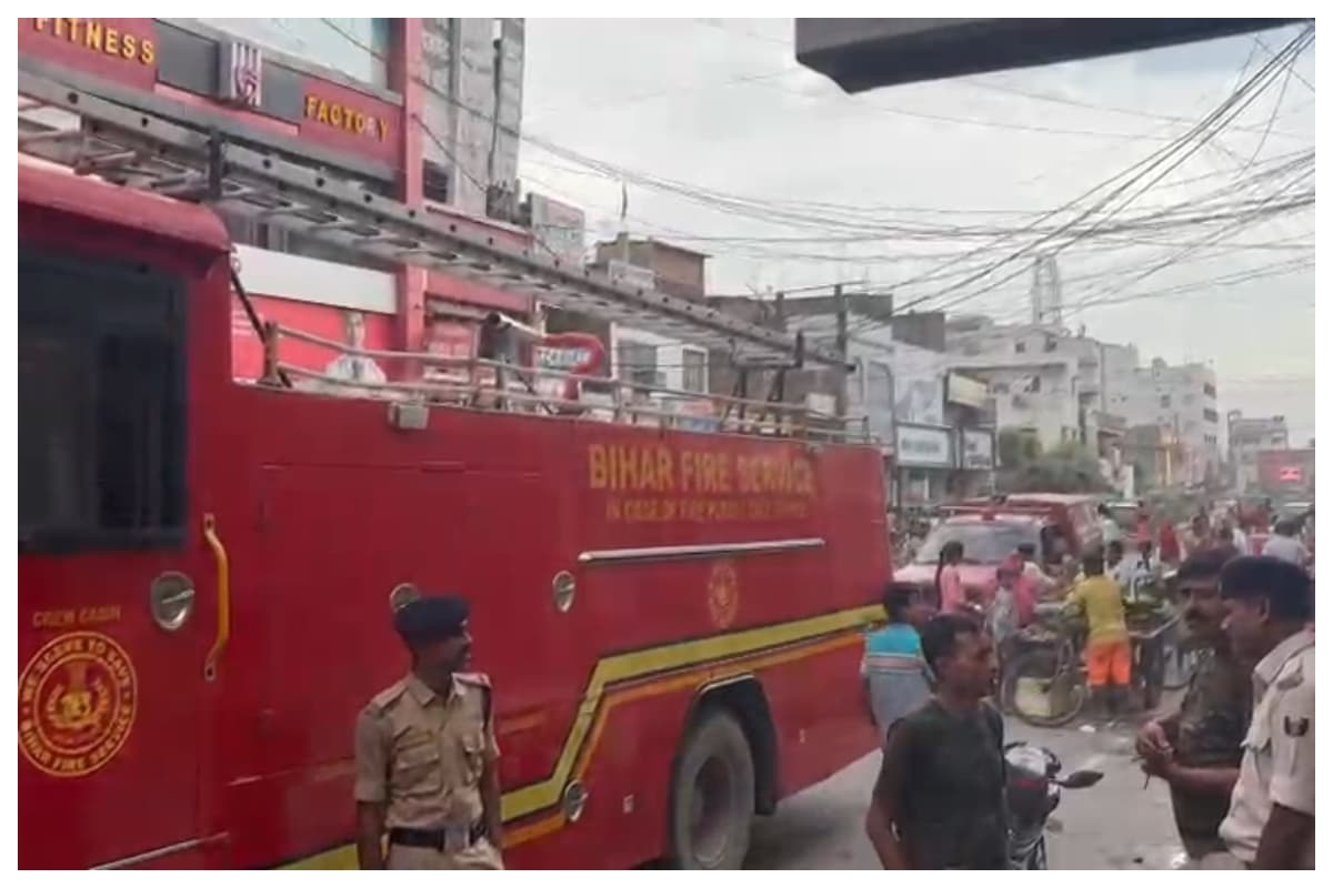 Muzaffarpur News: मुजफ्फरपुर के ब्रह्मपुरा थाना क्षेत्र के लक्ष्मी चौक पर शुक्रवार को एक रेस्तरां के किचन में शॉर्ट सर्किट से आग लग गई. दमकल की तीन गाड़ियों ने स्थानीय लोगों की मदद से समय रहते आग पर काबू पाकर बड़ा हादसा टाला.पढे़ं पूरी खबर…
