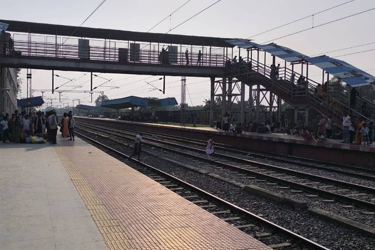 लखमिनियां स्टेशन पर हादसे के बाद भी नहीं चेते लोग, फुट ओवरब्रिज छोड़ मालगाड़ी के नीचे से पार करते रहे ट्रैक