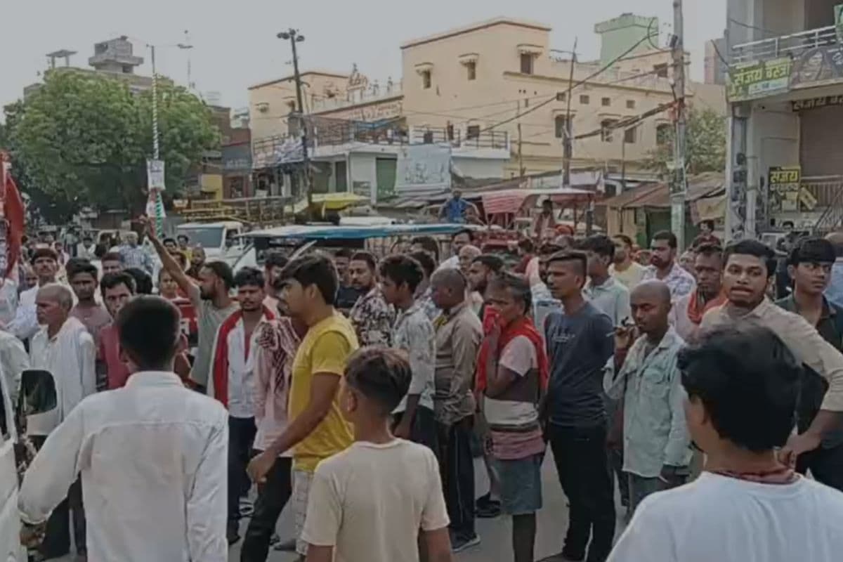 भभुआ में बिजली कटौती और लो वोल्टेज से परेशान लोग सड़क पर उतरे, एकता चौक जाम कर किया जोरदार प्रदर्शन