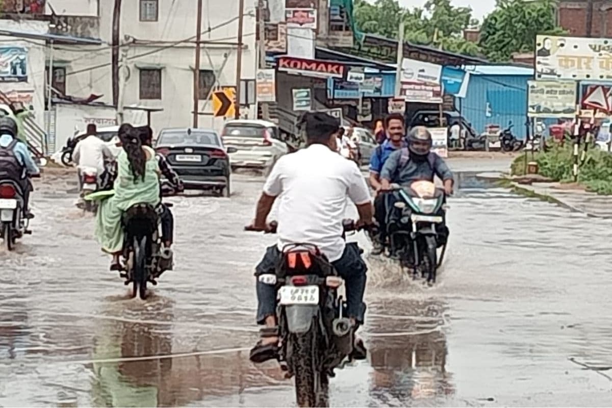 रोहतास में नगर निगम बेखबर : NH-2C पर जलजमाव से बढ़ा हादसों का खतरा, गैस एजेंसी के पास सड़क बनी तालाब