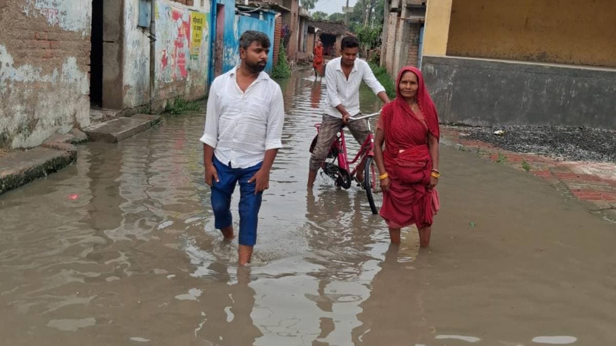बेगूसराय: हल्की बारिश में ही डूब गईं हसनपुर बागर की सड़कें, घुटनों तक पानी से ग्रामीणों का आवागमन ठप