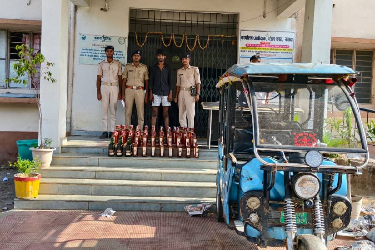 नवादा में टोटो से 71 लीटर अंग्रेजी शराब बरामद, चालक गिरफ्तार, वाहन जब्त