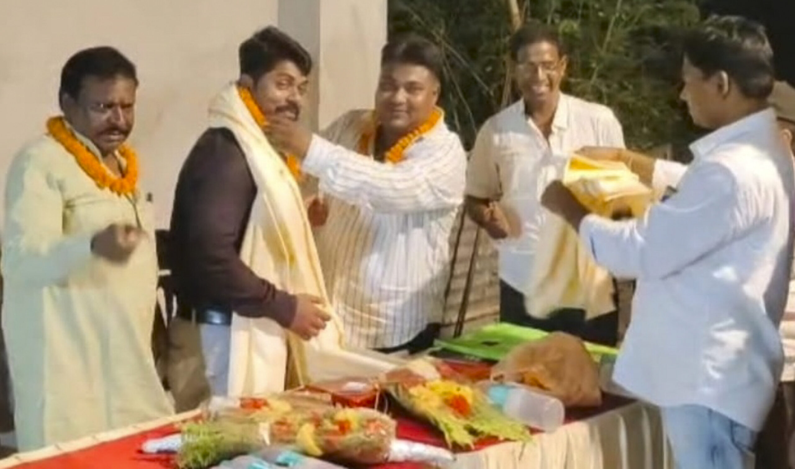 पत्नी बनीं गुरु, भवानीपुर के रवि कुमार राहुल बने ग्रामीण विकास पदाधिकारी