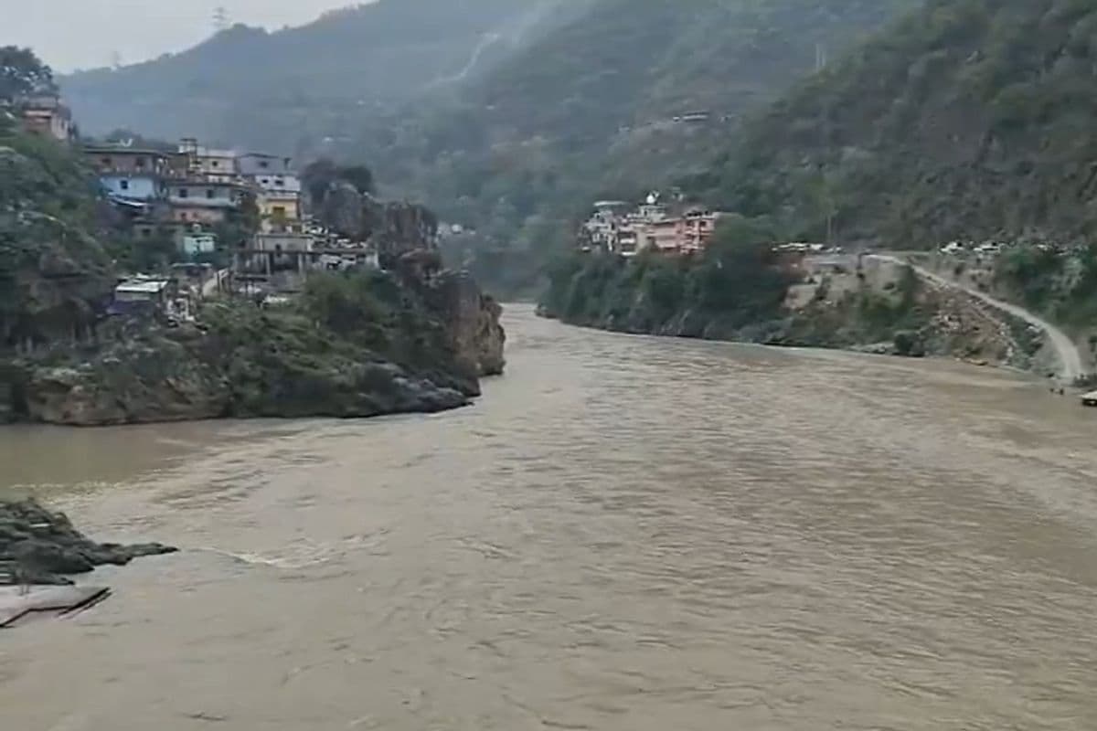 उत्तराखंड में कुदरत का ‘रौद्र रूप’: उफान पर अलकनंदा, भारी बारिश के बीच प्रशासन हाई अलर्ट पर