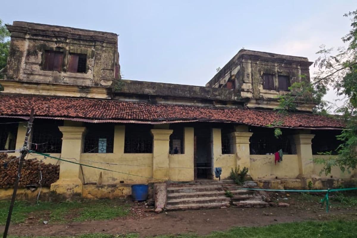 चाईबासा में बड़ा हादसा टला, जर्जर आदिवासी छात्रावास की छत गिरी, बुनियादी समस्याओं से जूझ रहीं छात्राएं