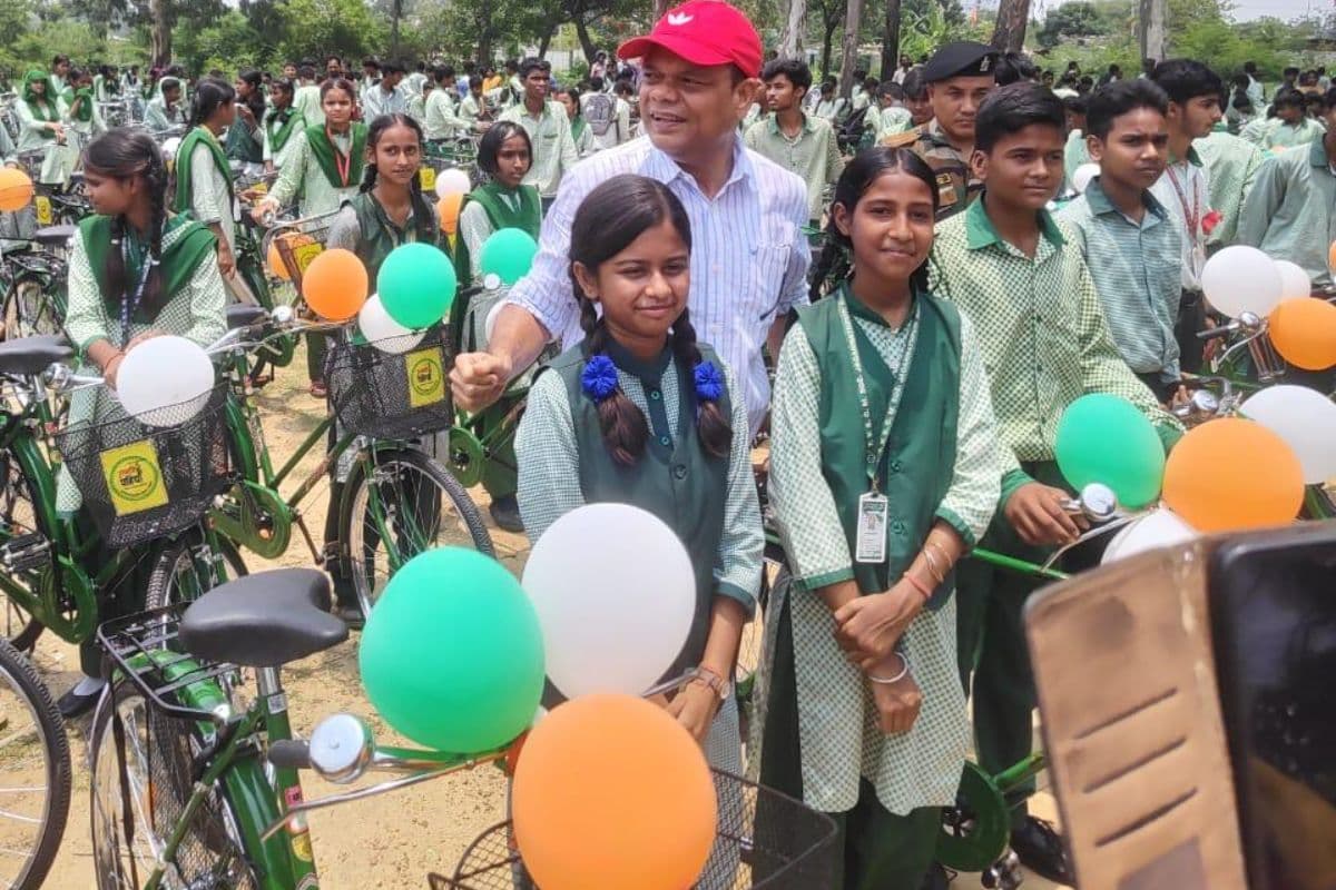हेमंत सरकार का तोहफा: मंत्री चमरा लिंडा ने 800 छात्र-छात्राओं को बांटी साइकिल, कर दी बड़ी घोषणा