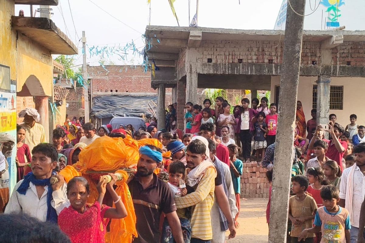 कैमूर में सड़क हादसे के बाद पुजारी की मौत, अंतिम दर्शन के लिए उमड़ी ग्रामीणों की भीड़