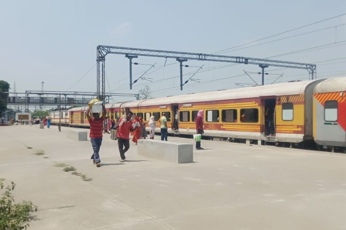 सारण के दाउदपुर स्टेशन पर विकास अधूरा, प्लेटफॉर्म बढ़ा लेकिन नहीं मिला छांव, भीषण गर्मी में हजारों यात्री परेशान