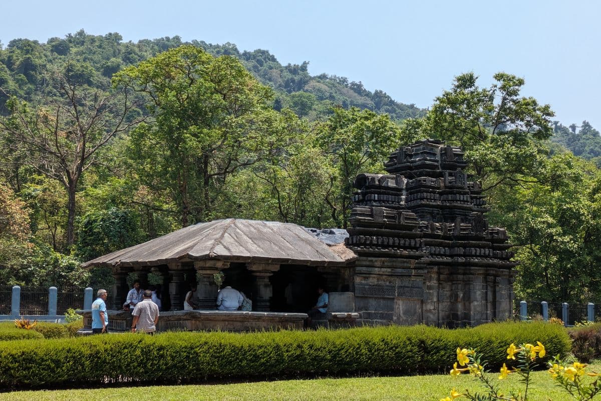 घने जंगलों में छिपा तांबड़ी सुरला महादेव मंदिर: गोवा की प्राचीन शिव धरोहर का अद्भुत रहस्य