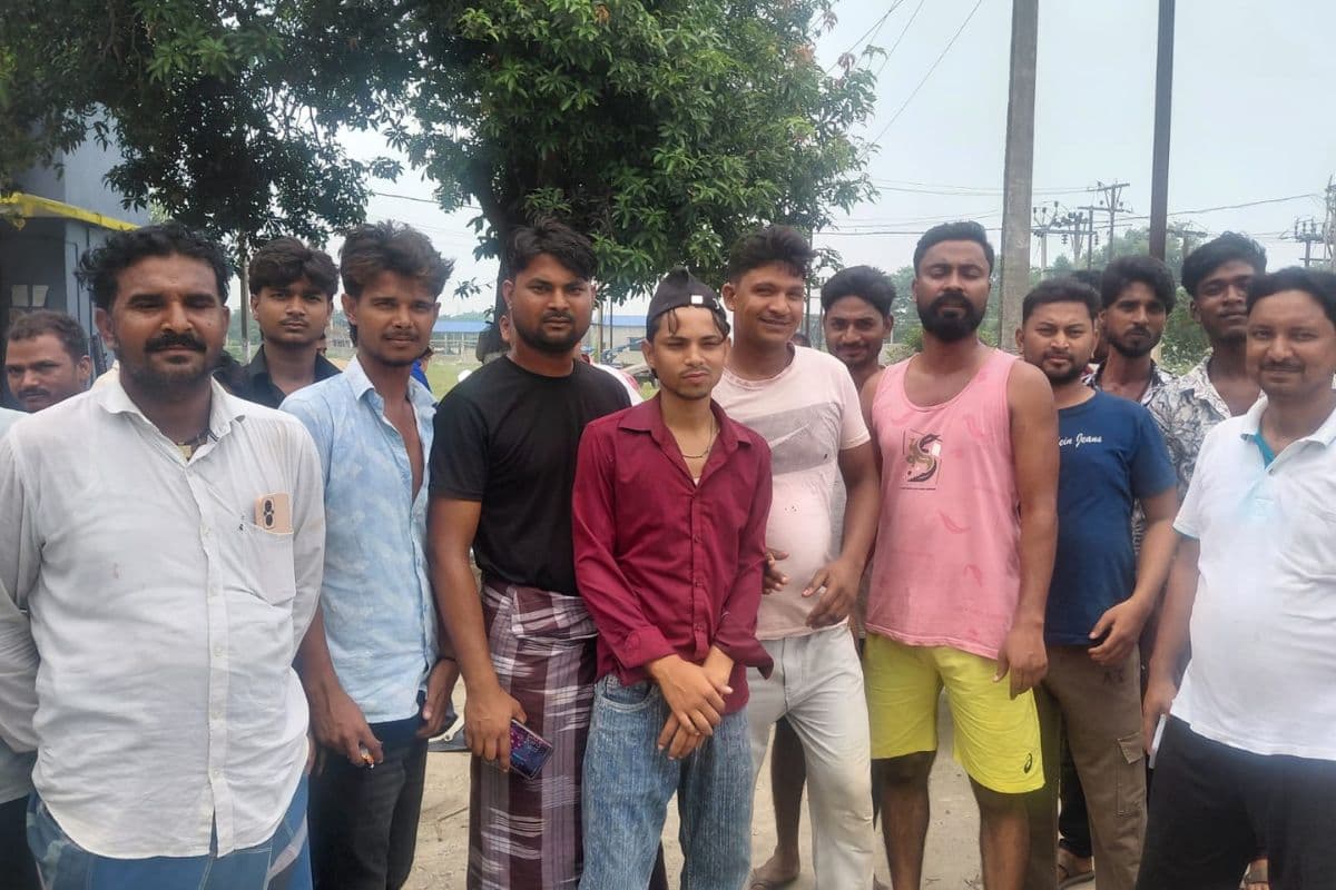 बार-बार ट्रांसफार्मर जलने से भड़के ग्रामीण, बिजली कार्यालय पर किया प्रदर्शन
