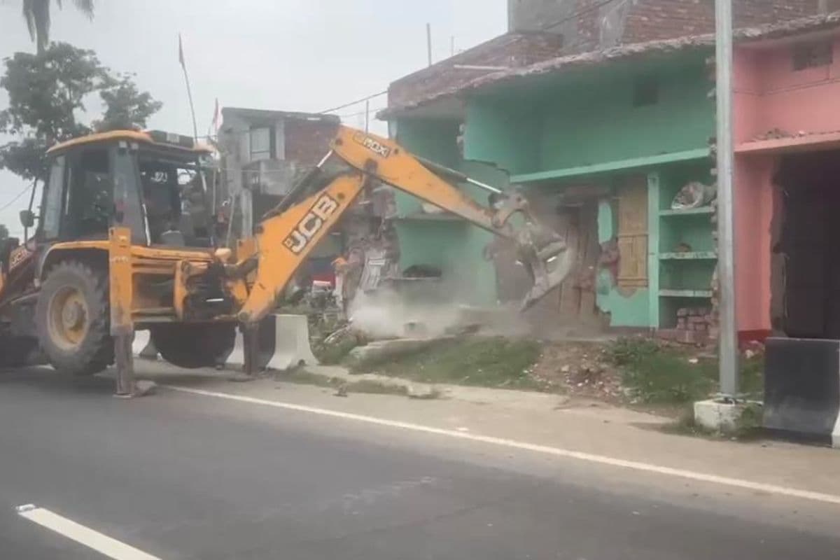 एनएच-327ई चौड़ीकरण में आ रही बाधाएं दूर, एसडीओ की निगरानी में हटाया गया अतिक्रमण