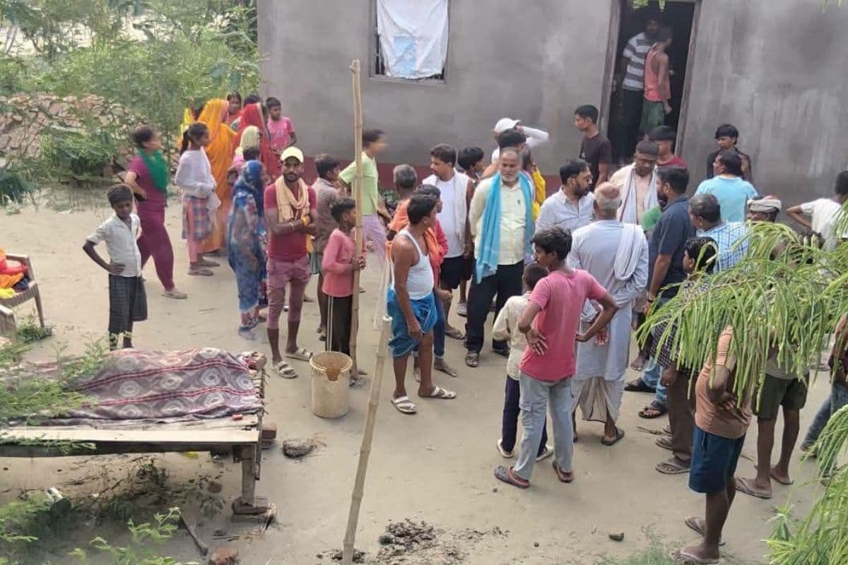 घर के बाहर मिला वृद्ध का शव, धारदार हथियार से हत्या की आशंका, सारण पुलिस जांच में जुटी