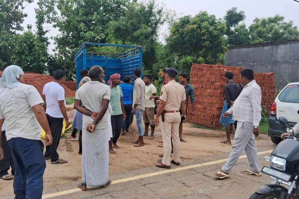 गोपालगंज में आकाशीय बिजली का कहर: खेत में काम कर रहे बुजुर्ग की मौत, दो मासूम नाती गंभीर रूप से झुलसे