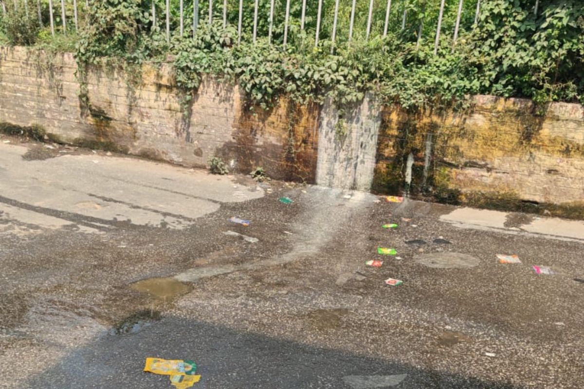 जमालपुर के जुबली वेल-स्टेशन रोड पर बह रहा शौचालय का दुर्गंधयुक्त पानी जमालपुर के जुबली वेल-स्टेशन रोड पर बह रहा शौचालय का दुर्गंधयुक्त पानी