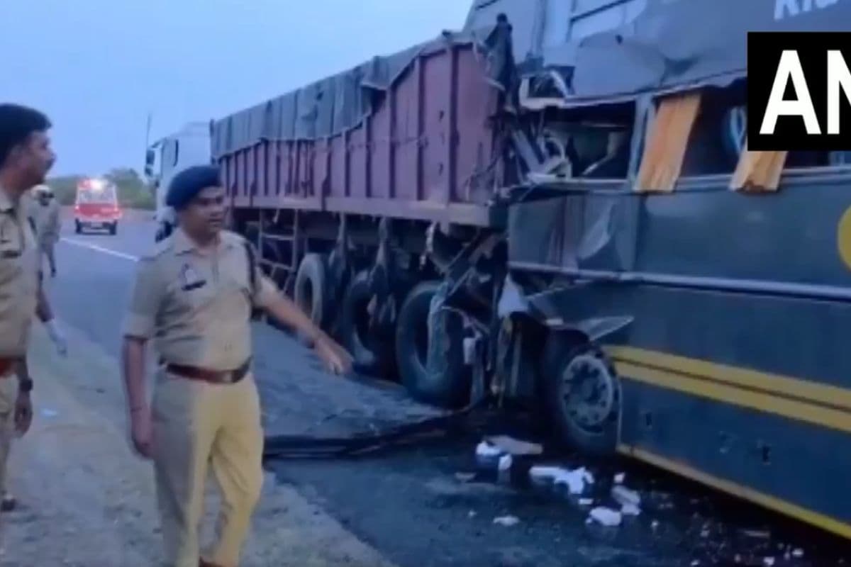 यमुना एक्सप्रेसवे पर बस और ट्रेलर की टक्कर, चार लोगों की मौत कई घायल