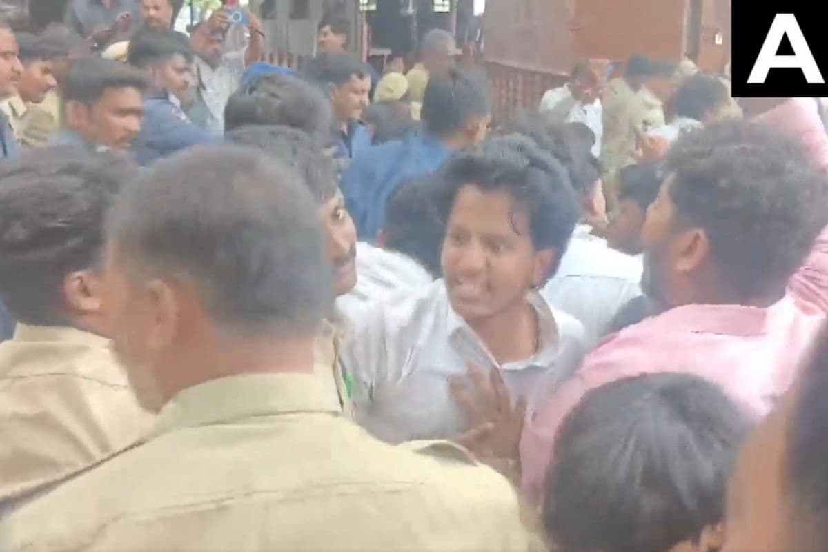 छात्रों पर लाठीचार्ज से मचा बवाल, फीस और स्कॉलरशिप की मांग पर ABVP का हंगामा