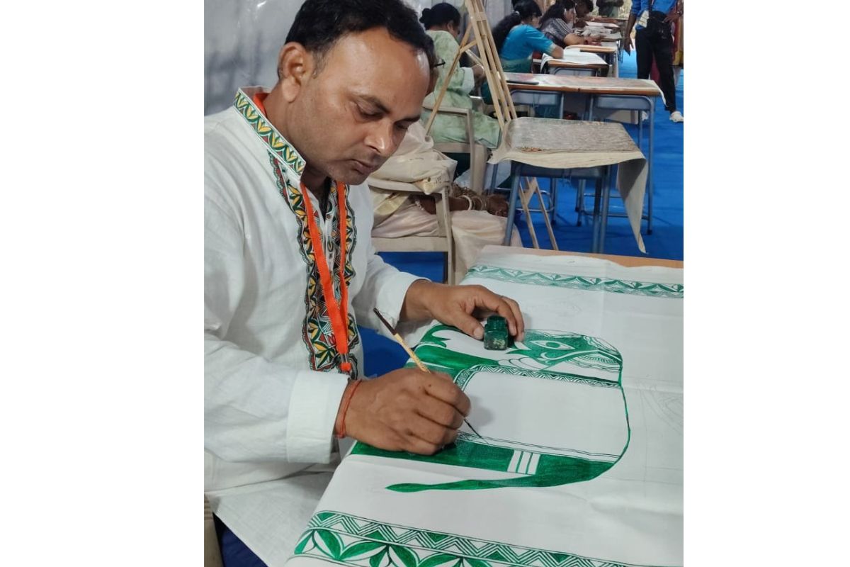 भोपाल के बाद अब बेंगलुरु में पवन सागर ने 13 प्रांतों के कलाकारों के बीच गाड़ा मंजूषा कला का झंडा