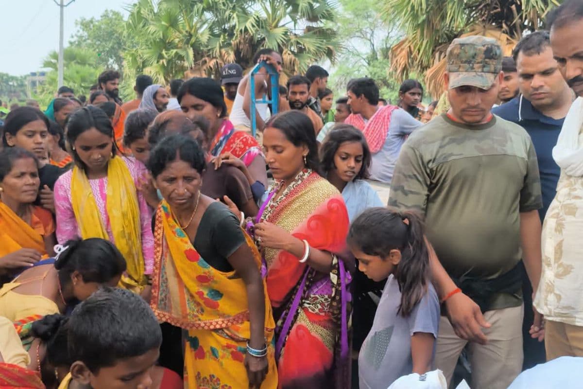 नवादा में सड़क हादसा: तेज रफ्तार बालू लदे ट्रैक्टर ने बाइक सवार को रौंदा, मौत