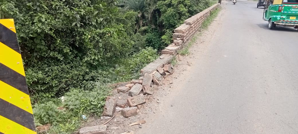 सदर अस्पताल से कुछ दूरी पर बन गये हैं दर्जनों गड्ढे, रेलिंग जर्जर