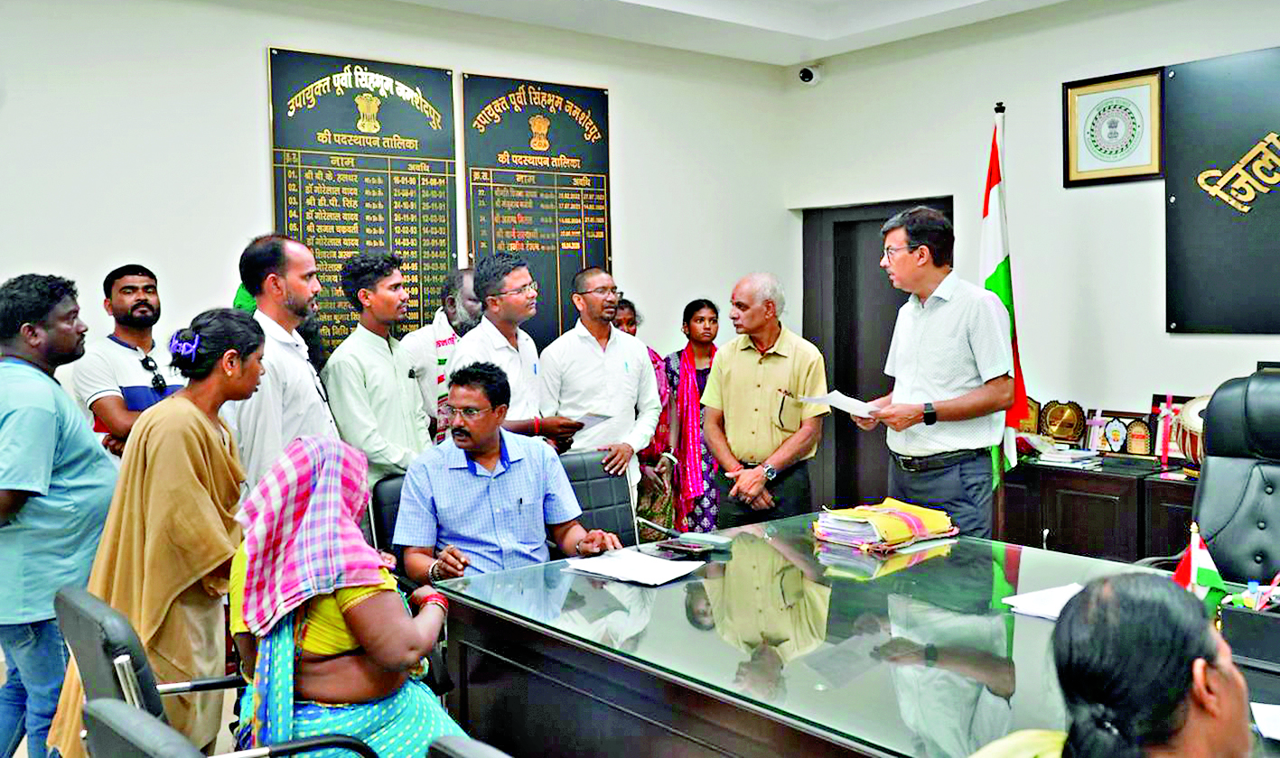 Jamshedpur News : उपायुक्त ने सुनीं जनता की समस्याएं, अधिकारियों को दिये समयबद्ध निष्पादन के निर्देश