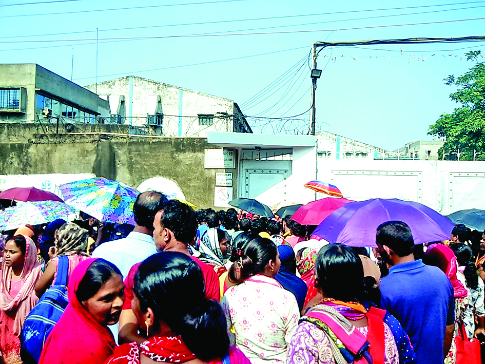 मंडलपुर में पॉलिमर फैक्टरी के ठेका श्रमिकों का हल्लाबोल, वेतन वृद्धि व आठ घंटे की ड्यूटी पर अड़े