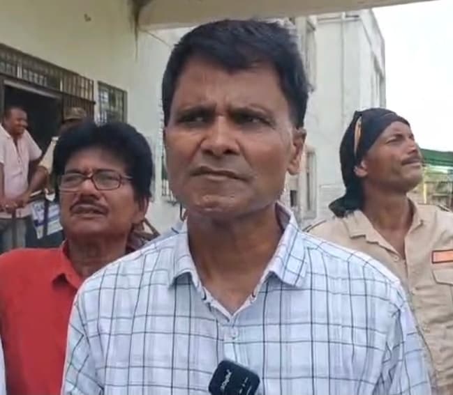 एक करोड़ 65 लाख रुपये की कथित अवैध निकासी पर लोगों ने किया हंगामा