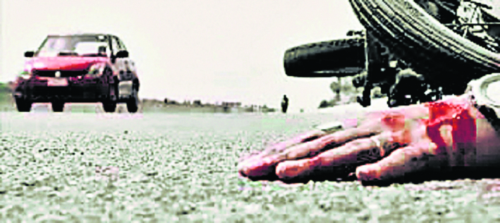 ई-रिक्शा की टक्कर से छात्र व चालक घायल