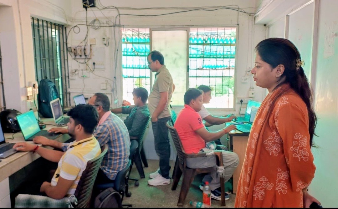 राजस्व महाभियान में आवेदनों के निष्पादन में आयी तेजी, रविवार को अवकाश के दिन भी क्षेत्र में हुआ कार्य